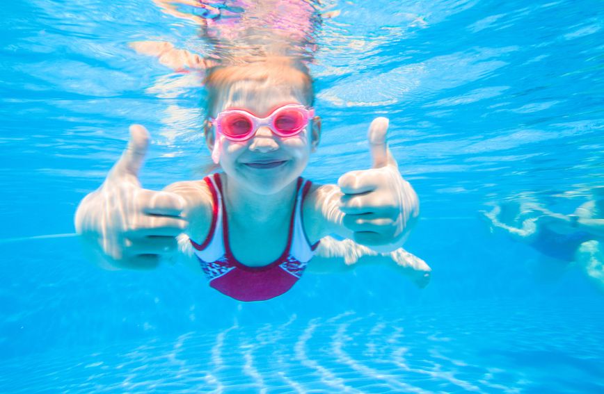 Učenje poznatog stila plivanja kraula trebalo bi biti prioritet svakog roditelja