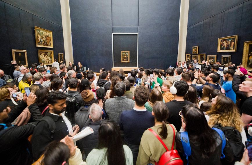 Mona Lisa glavni je razlog posjete mnogih turista koji rpođu kroz muzej Louvre