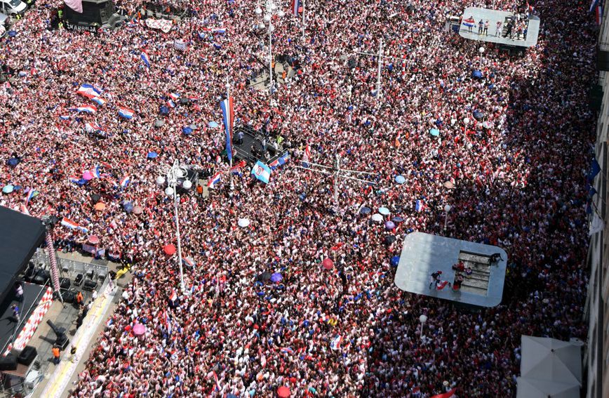 Procjenjuje se da je Vatrene na glavnom zagrebačkom trgu dočekalo oko 110 tisuća ljudi