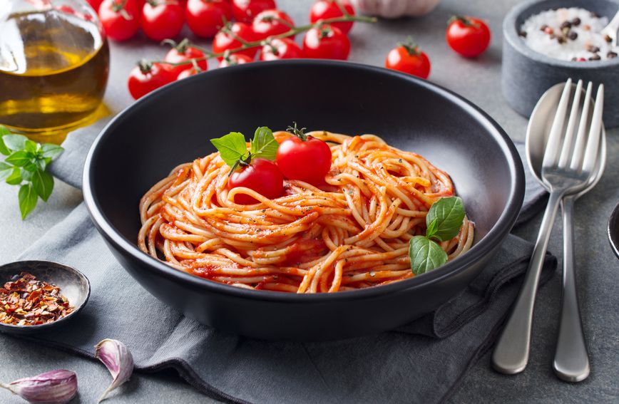 Špageti s rajčicom i bosiljkom koji se pripremaju u jednom loncu