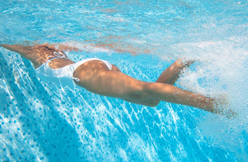 Vježbanje u bazenu ili moru odlično je za tijelo jer voda pruža otpor te tako jača