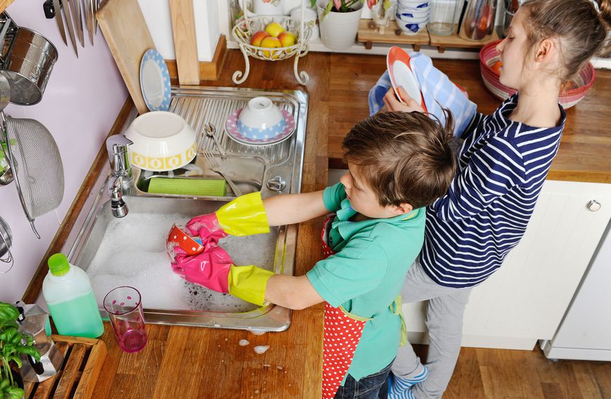 Zasićenost rutinom sasvim je normalna pojava i baš zato djecu treba uključiti u kućanske poslove