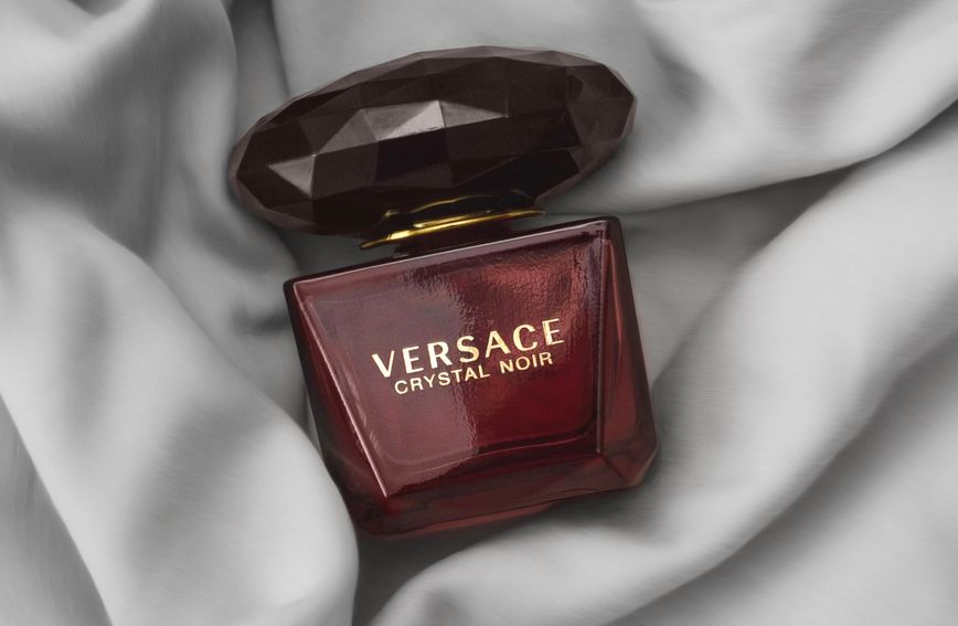 Versace Crystal Noir se na tržištu pojavio 2004. godine