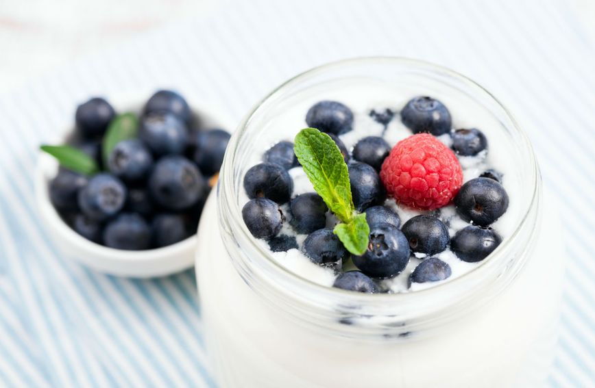 Grčki jogurt i bobičasto voće