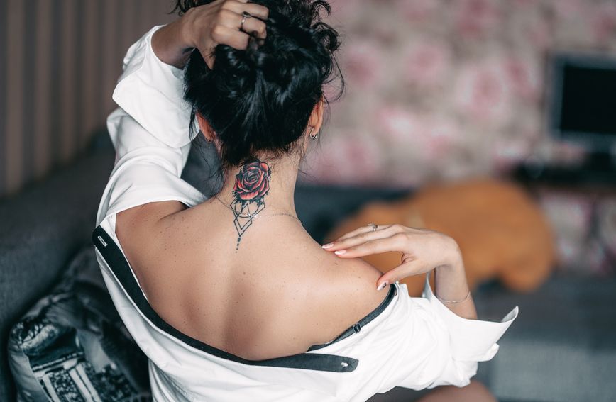 Žena s tetovažom na vratu