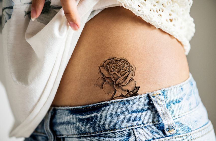 Žena s tetovažom