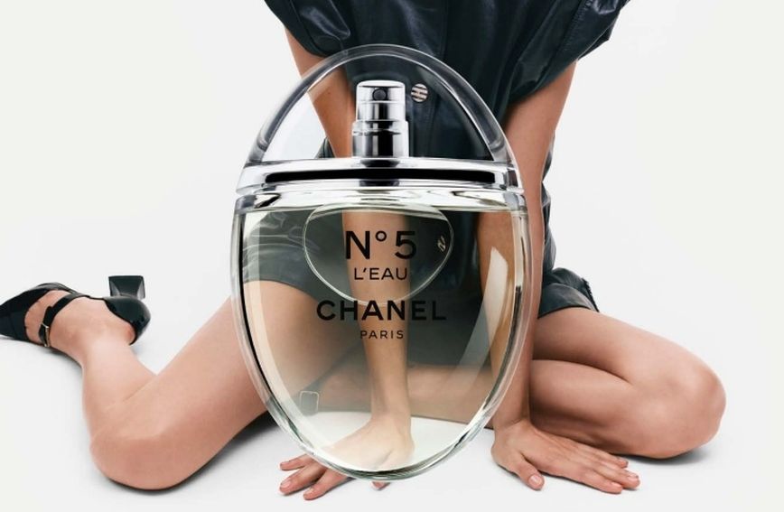 Po prvi puta u povijesti kuće Chanel, kultni parfem Chanel N°5 ostavio je svoju povijesnu bočicu