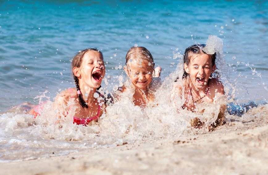 Djeca na plaži