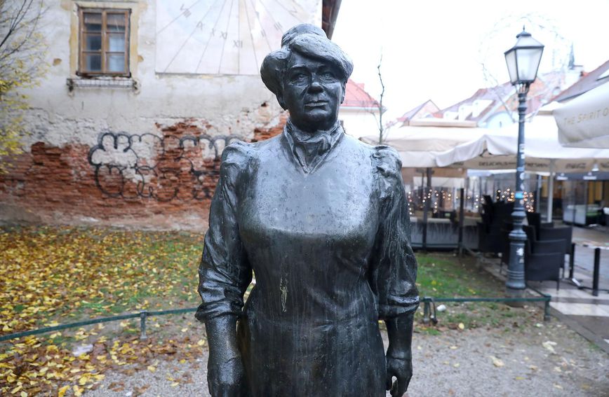 Spomenik Mariji Jurić Zagorki u zagrebačkoj Tkaličićevoj ulici