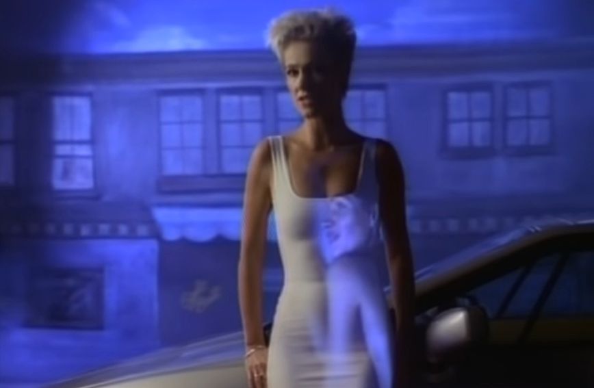 Prizor iz video spota za pjesmu 'It Must Have Been Love' grupe Roxette