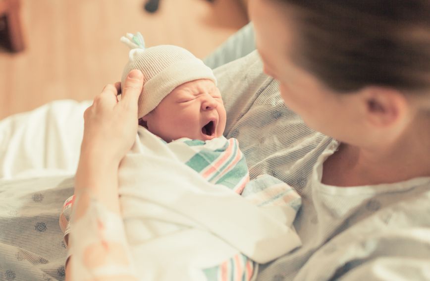Prvi dan bebina života uzbudljiv je i iscrpljujući i za mamu i za bebu