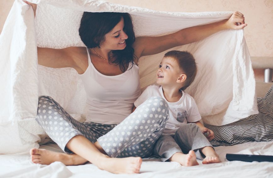 Unatoč napretku posljednjih godina, neki roditelji, a posebno mame, i dalje imaju potrebu umanjivati njihove obiteljske obveze u radnom okruženju