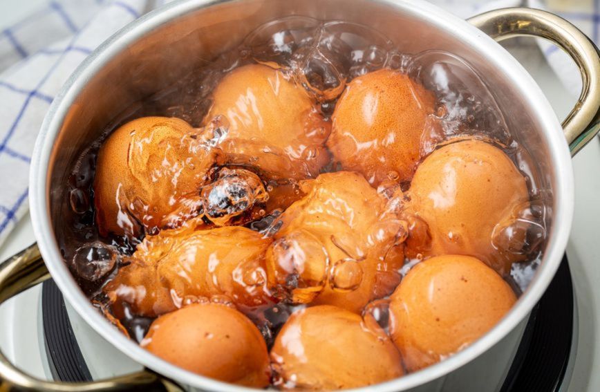 Jaja ponekad puknu tijekom kuhanja, ali postoje jednostavni trikovi koji to sprječavaju