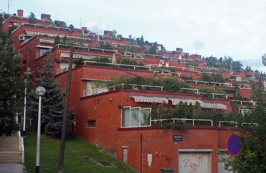 Stambena zgrada na Kajfesovom brijegu u Zagrebu izgrađena je 1987. godine