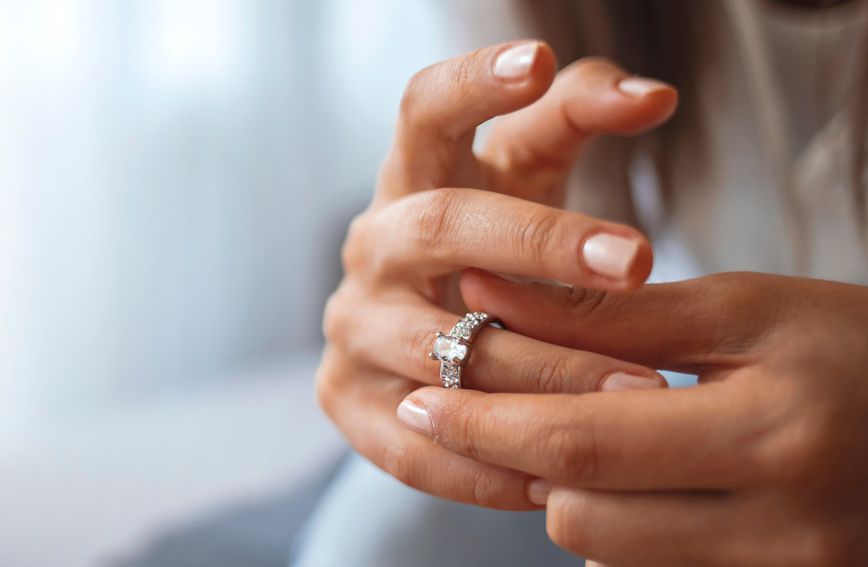 Žena skida prsten