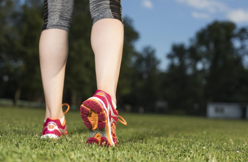 Brzo hodanje pomoći će da poboljšate tonus bedara, učvrstite stražnjicu i smanjite opseg struka
