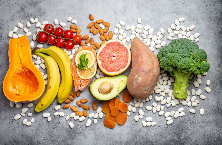 Namirnice poput avokada, banana, bijelog graha, batata i suhih marelica bogate su kalijem