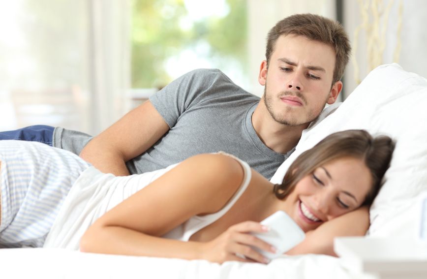 Ako shvatite da vas partner želi udaljiti od prijateljica, vrijeme je za razgovor