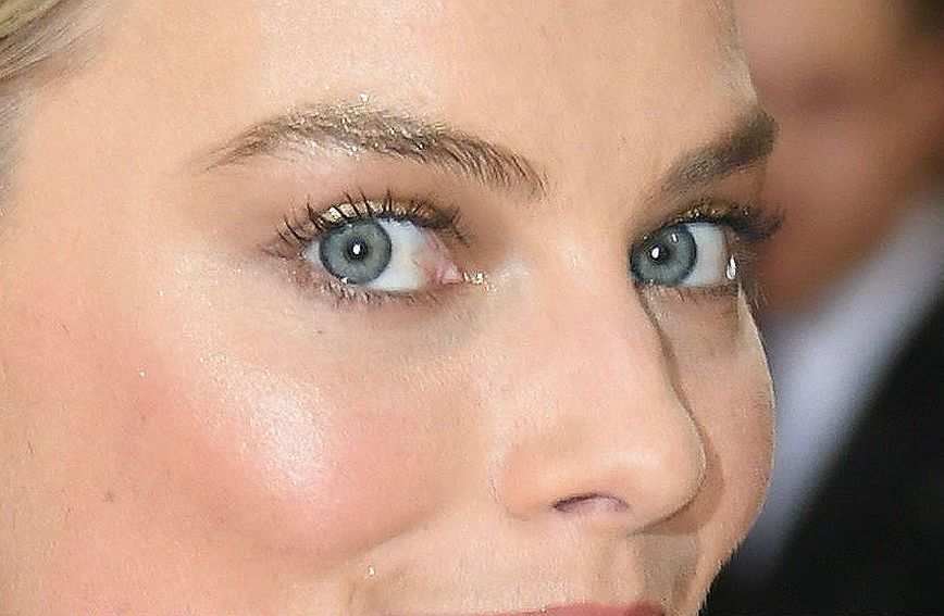 Margot Robbie koketirala je sa zlatnim obrvama još u 2016. na Met Gali