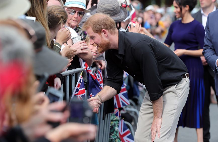 Princ Harry utješio je dječaka koji je ostao bez majke i njegovu baku (Foto: AFP)