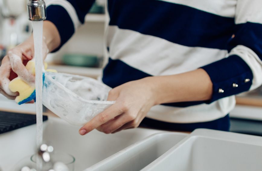 Na TikToku je nastao trik za brzo čišćenje plastične posude s poklopcem, mnogi ga hvale