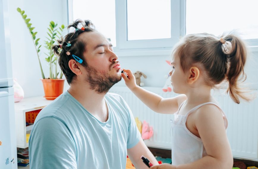 Djeca mogu plakati kad tata obrije bradu, glavu ili kad mama promijeni boju kose