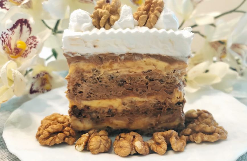 Izdašna i neodoljiva Dinastija torta sadrži orahe, puno čokoladne kreme i vanilije