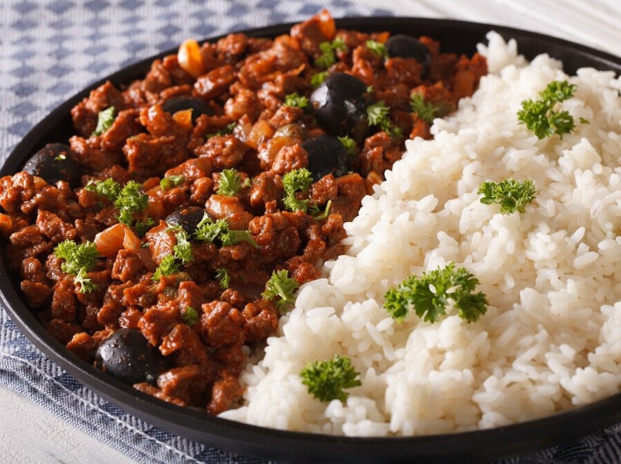 Picadillo se na Kubi poslužuje s kuhanom rižom