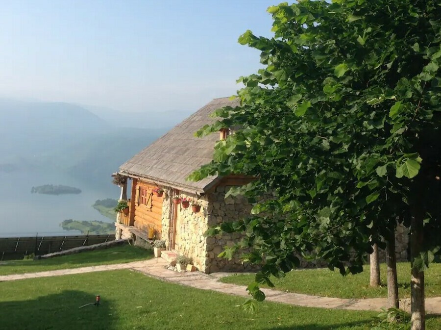 Drvena kuća s pogledom na Ramsko jezero u Hercegovini - 1