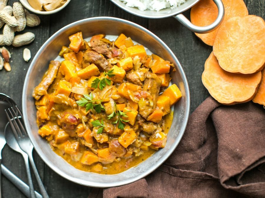 Gulaš od piletine, slatkog krumpira i kikirikija