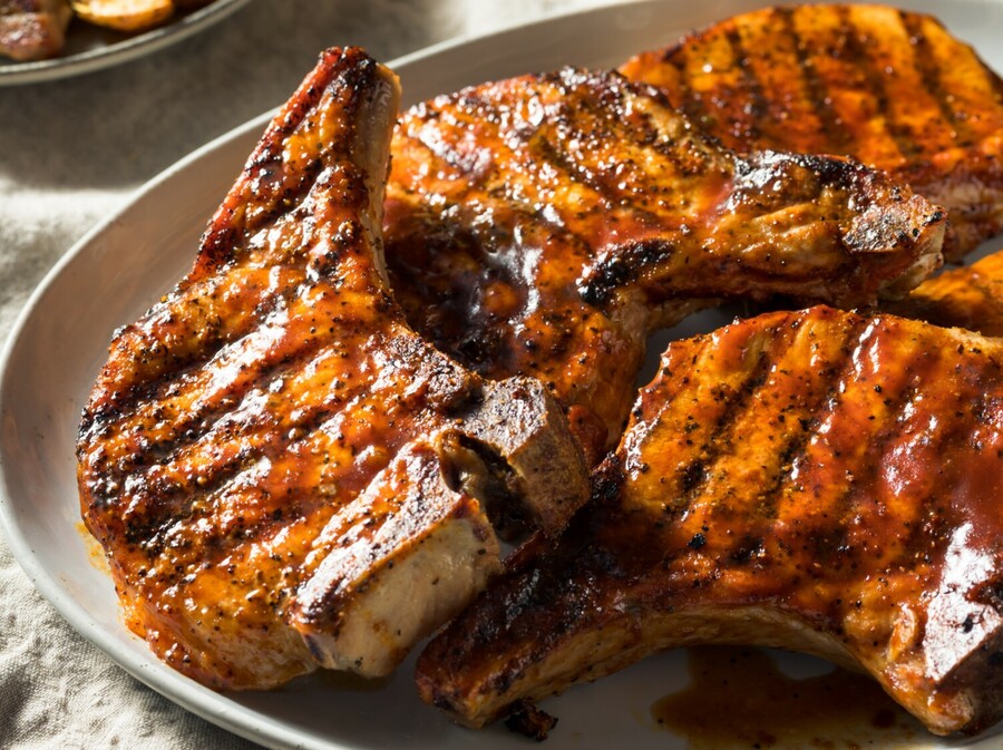 Svinjske kotlete ispecite na roštilju ili gril tavi