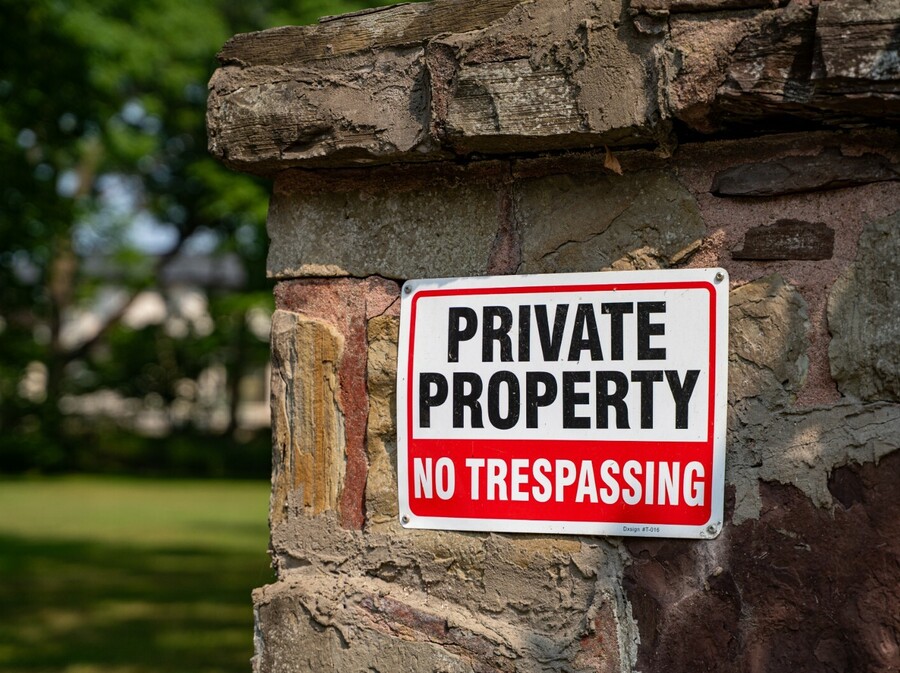 Ovakvi znakovi postavljeni su oko zatvorene zajednice North Oaks u Minnesoti