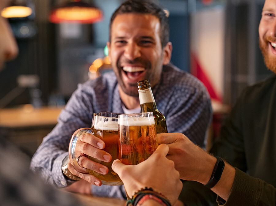 Zašto nam je lakše obećati pivo nego ga stvarno platiti: Mala psihologija velikih dugova