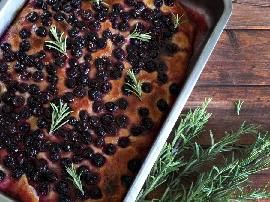 Focaccia s borovnicama i ružmarinom