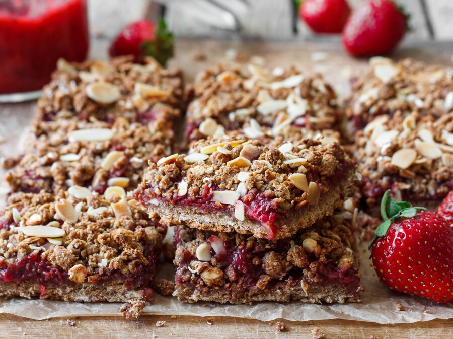 Zobene pločice s džemom od jagoda i bademima