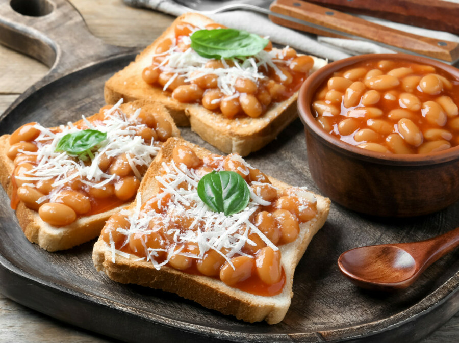 Baked beans ili pečeni grah poslužite na kriški tostiranog kruha