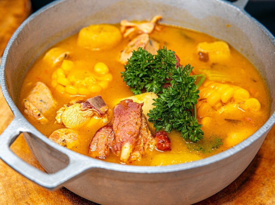 Sancocho se radi s nekoliko vrsta mesa