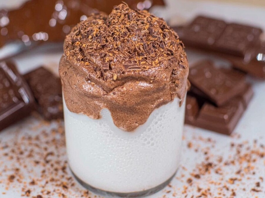 Zagrijano mlijeko poslužite s čokoladnom pjenastom kremom