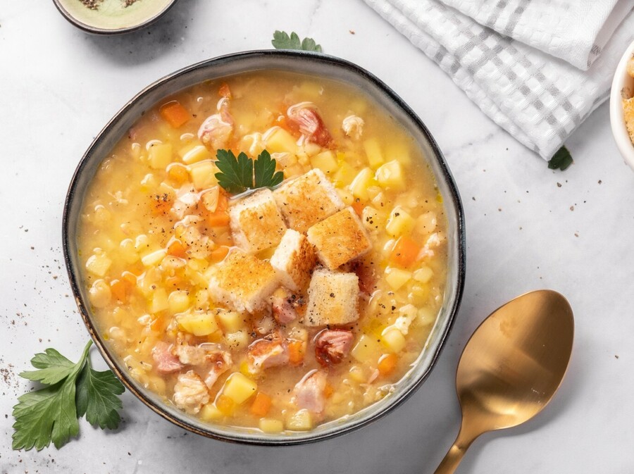 Varivo od crvene leće i dimljene vratine