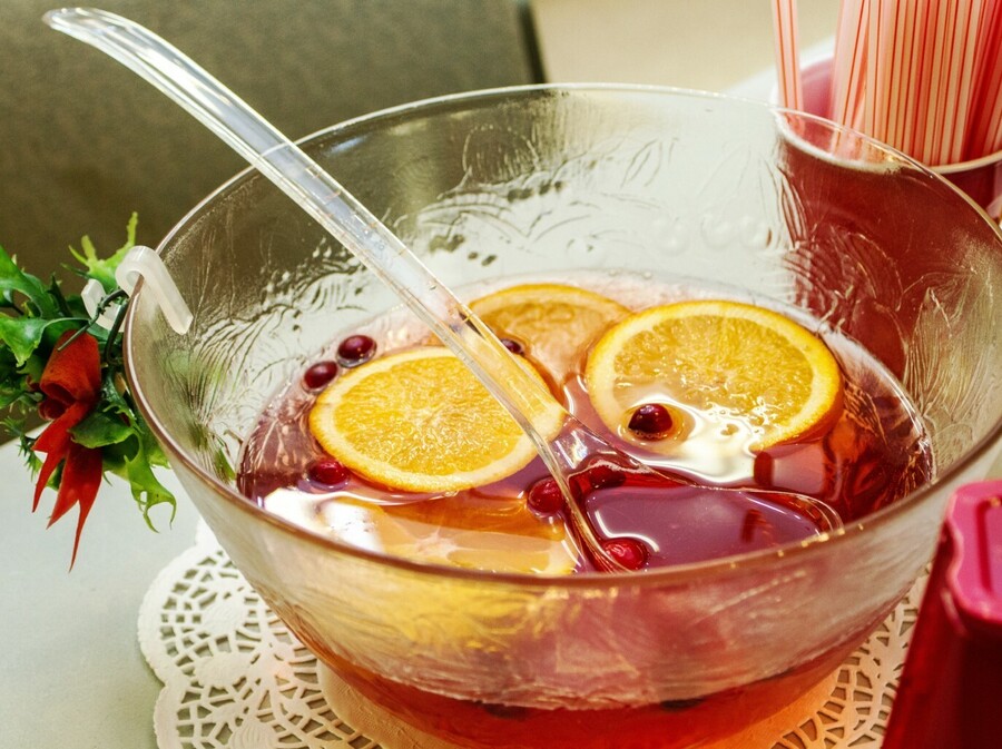 Božićni punč ima brojne varijacije, a obično se služi iz velike staklene zdjele