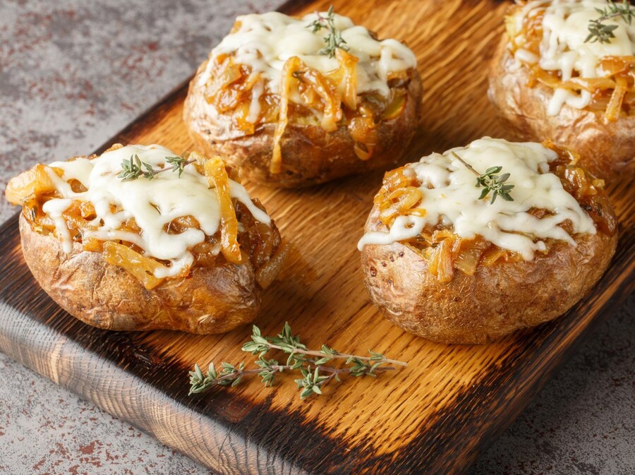 Kumpir s francuskom juhom od luka