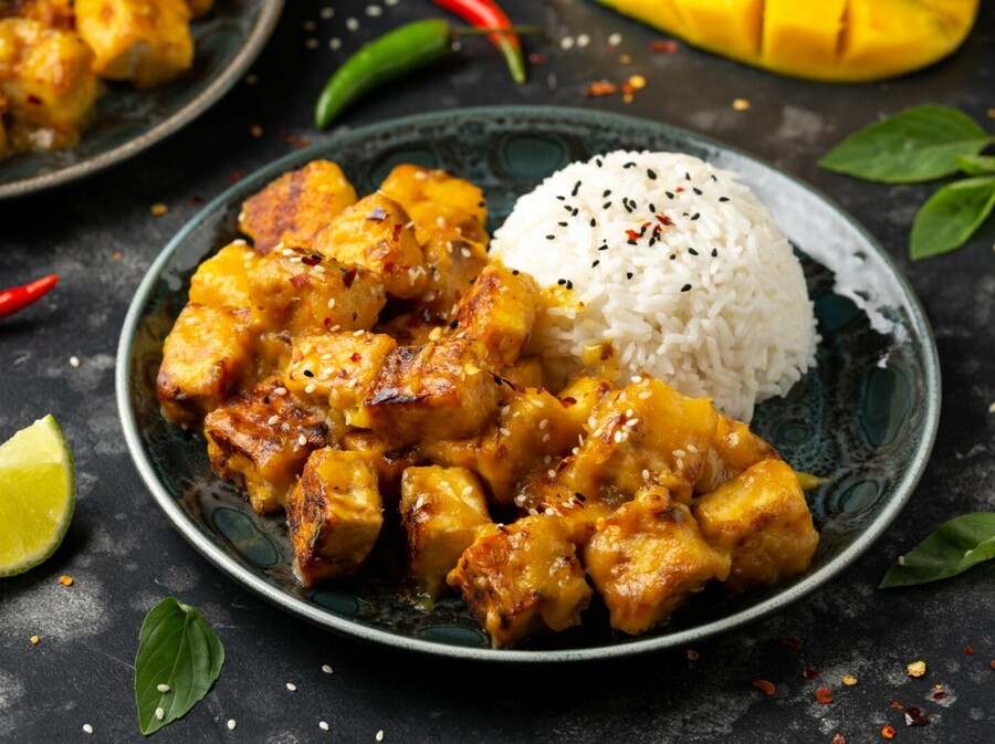 Hrskavi tofu s kuhanom rižom