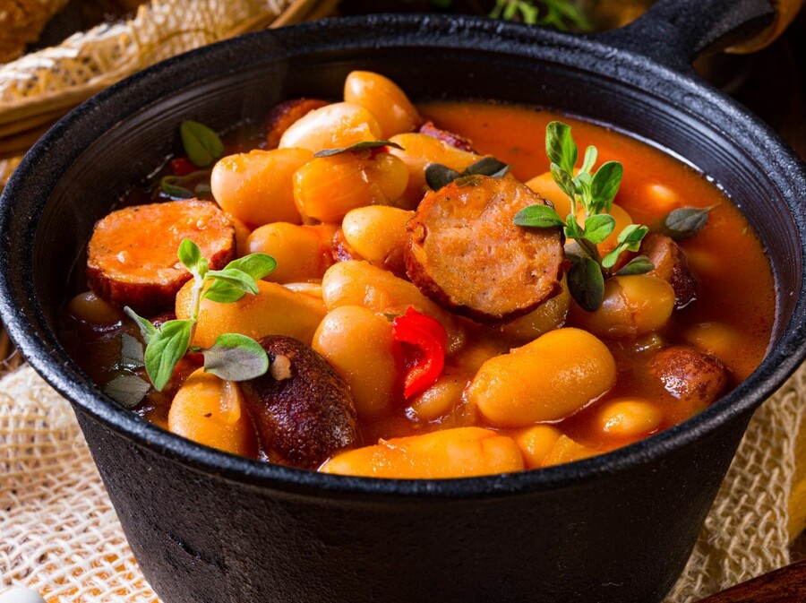 Pikantno varivo s krumpirom, bijelim grahom i kobasicom