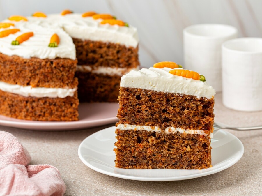 Glazura od krem sira obično se stavlja na tortu od mrkve