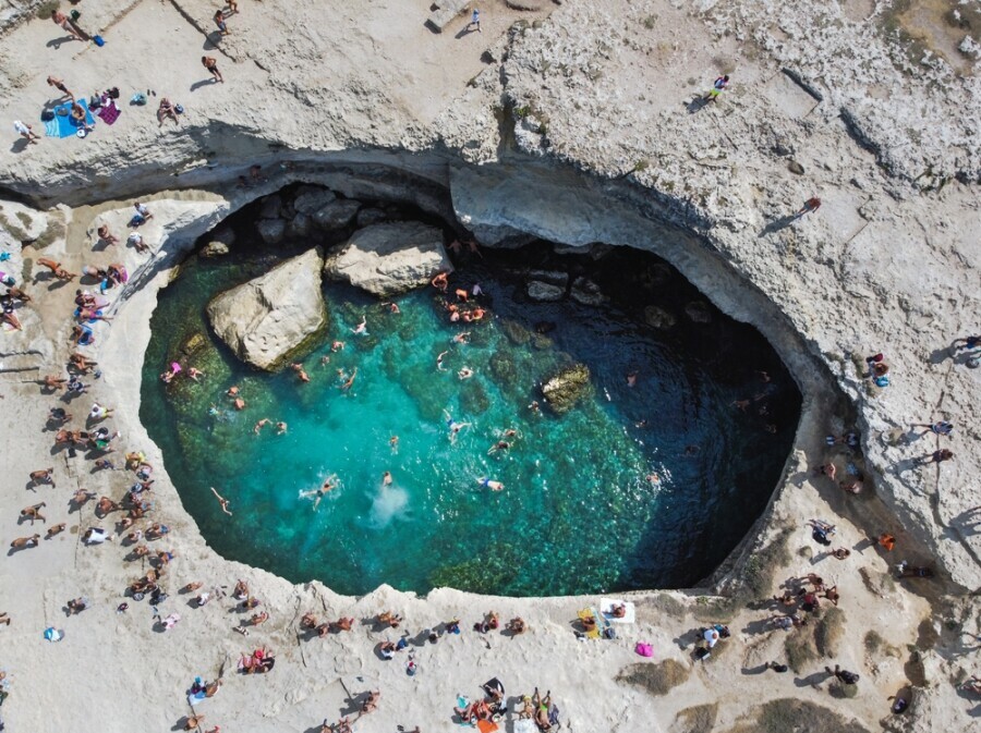 Prirodni bazen Grotta della Poesia u Italiji dok se još u njemu smjelo kupati