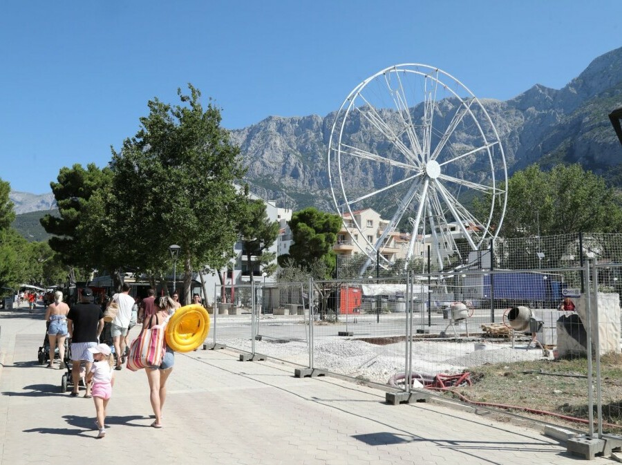 Panoramski kotač na glavnoj plaži u Makarskoj - 3