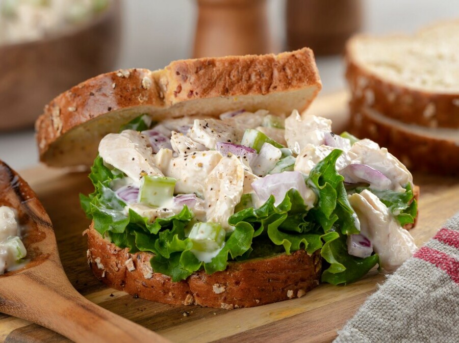 Salata od piletine, kopra i kiselih krastavaca