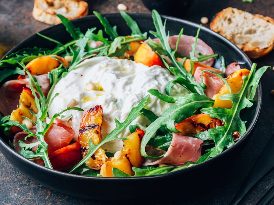 Salata s grilanim breskvama