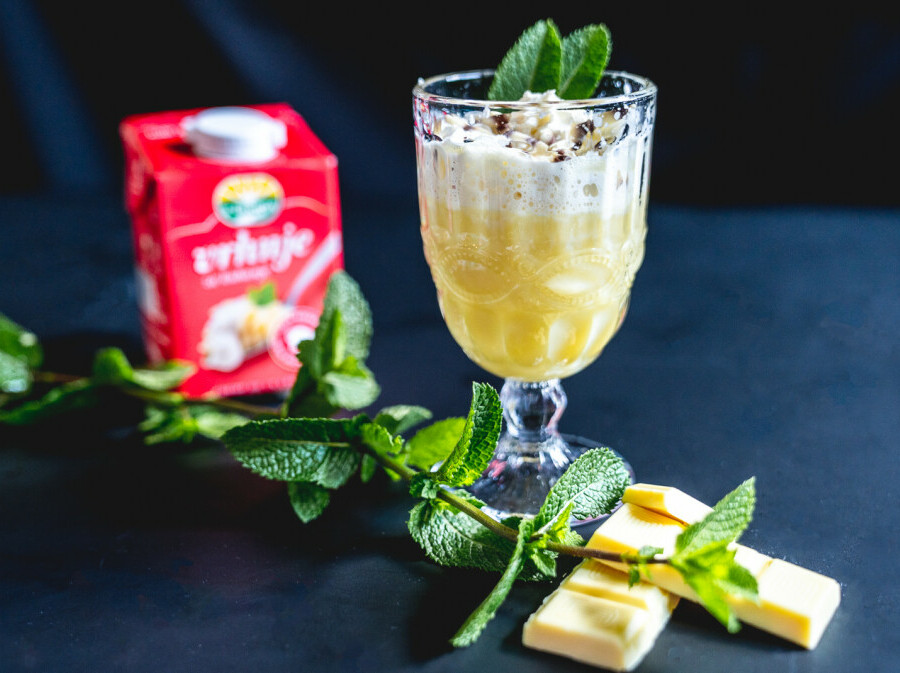 Bijela čokolada s dodatkom vrhnja za kuhanje odličan je napitak za vruće ljetne dane