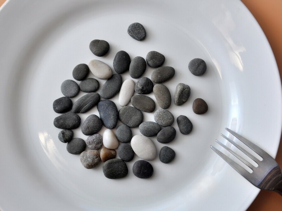 Ilustracija kamenčića na tanjuru